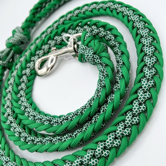 Handmade Paracord Dog Leash -5.25 feet long - Picture 4 of 4